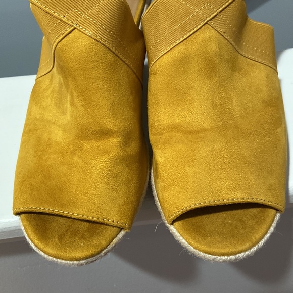 Kenneth Cole Reaction Carrie Espadrilles Wedges worn once mustard gold 💕 Size 9 - Picture 9 of 13